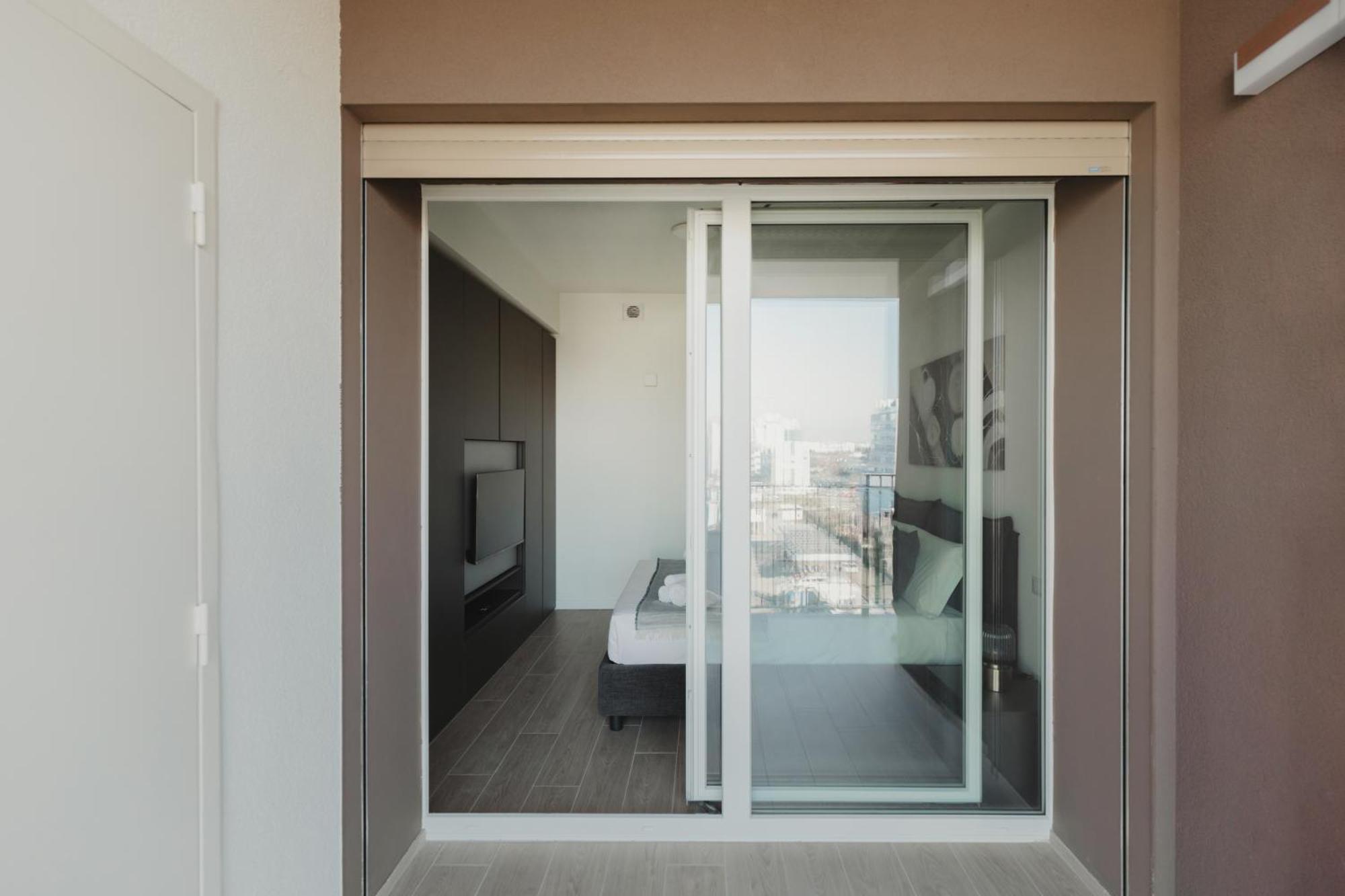 Gohost - Modern And Bright With Terrace And Balcony Appartamento